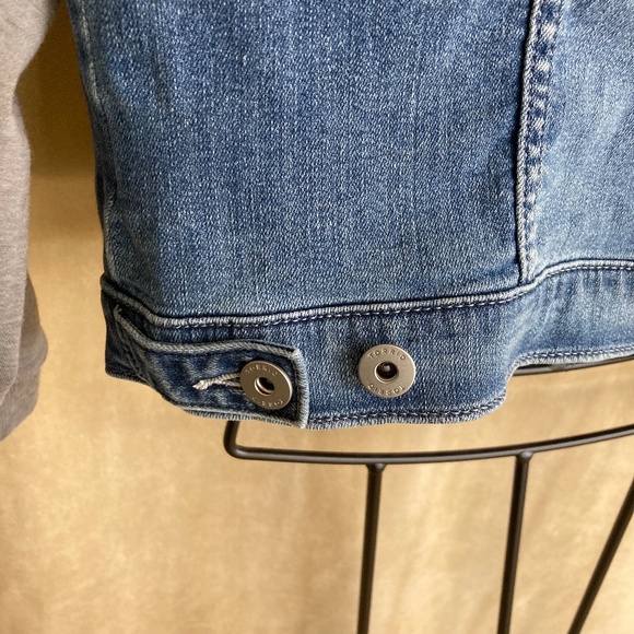 Torrid Trucker Jean Jacket with Fleece Sleeves Medium Wash, size 1X (14/… - Picture 12 of 14